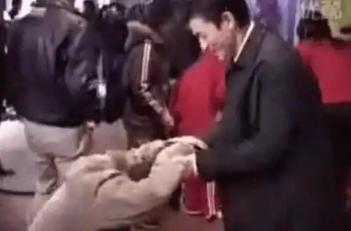2016年,王宝强突然发现妻子马蓉和前经纪人宋吉的聊天记录
