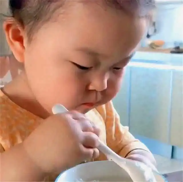 宝宝看见食物不好吃,拒绝的表情气的可爱极了网友真淘气
