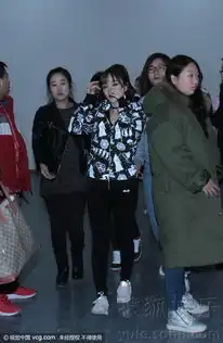 李小璐穿印花运动装小清新对镜头整理装发
