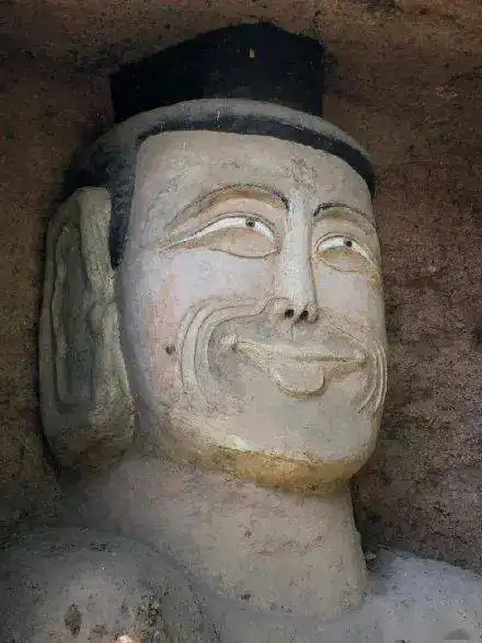 文化站修复的石窟佛像表情滑稽,回应称这是笑佛
