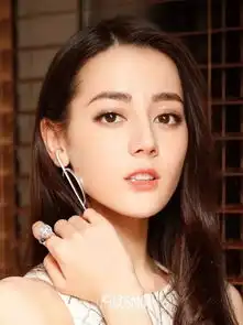 美人计丨迪丽热巴又上热搜了,因为拍照好看
