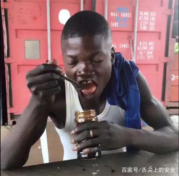 非洲小伙第一次吃老干妈,被辣到表情扭曲,但是动作出卖他了
