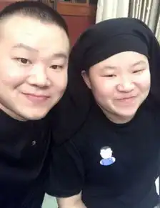 岳云鹏与撞脸的妹子合影简直两个小岳岳
