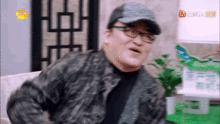 杨坤唱歌有3个习惯,除了踩烟头转话筒,脸部表情有些令人担忧
