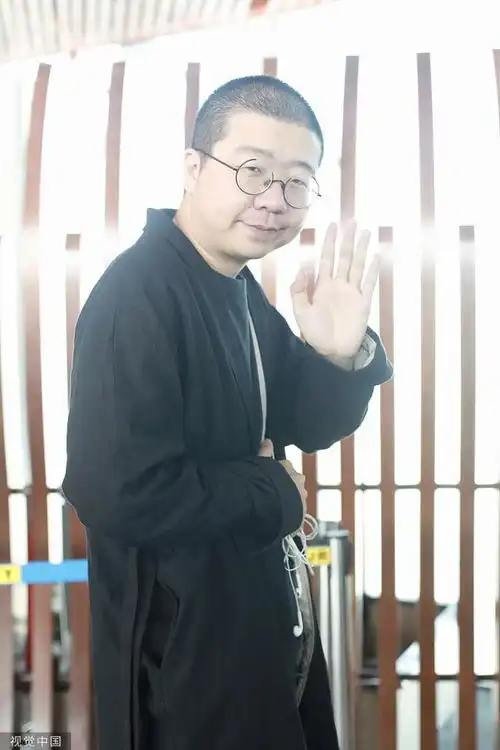 李诞拿自己表情包做手机壳娇妻黑尾酱素颜出镜露甜笑
