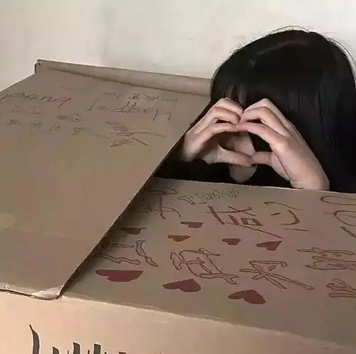 沙雕表情包只要我够沙雕,烦恼都追不到我
