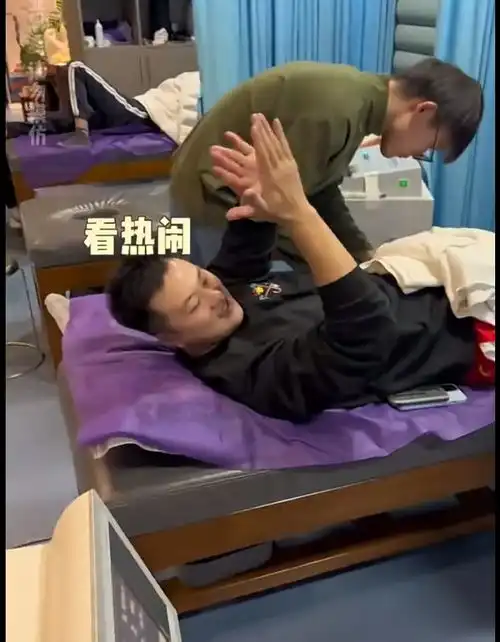 赵睿晒康复,超声波治疗脚部表情痛苦,旁边放着拐杖,孟铎发笑
