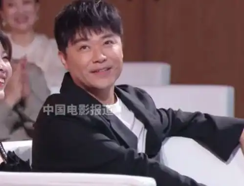 王宝强获奖黄渤表情耐人寻味,台下谁是真兄弟一目了然
