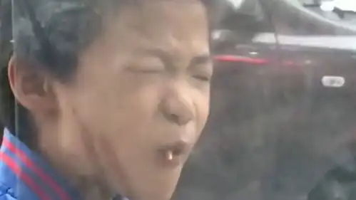 朋友你吃个辣条表情也太丰富了,口水渐渐无法控制,原谅我不厚道的笑了
