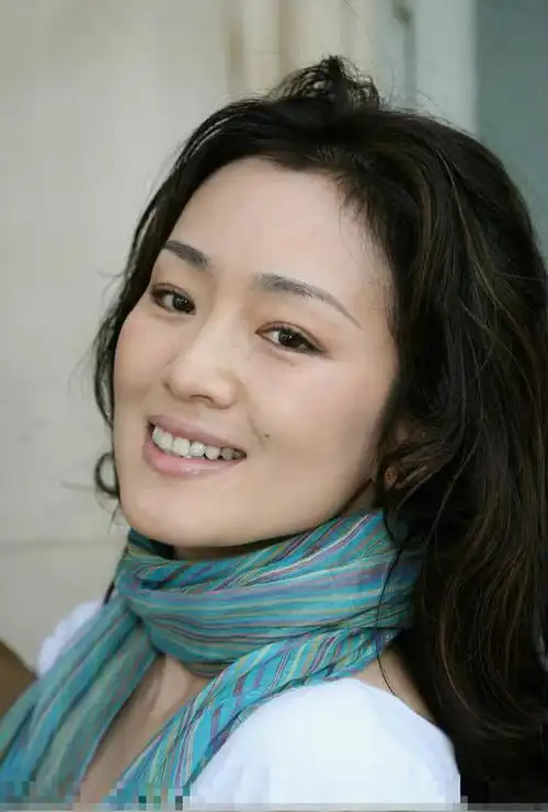 表情巩俐看女排比赛素颜气场强,手机壳展露少女心,看球的表情很入戏表情
