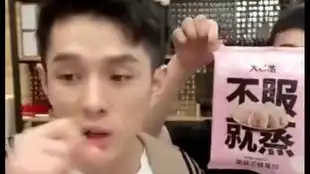 李雪琴毫无偶像包袱,在直播间吃得满嘴是油,李佳琦都看不下去了
