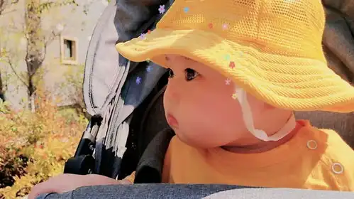 这个宝宝奶凶奶凶的搞怪表情笑坏爸妈,真是个小戏精
