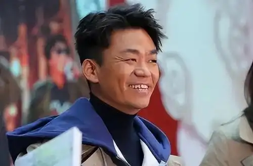 草根影帝王宝强,抽烟封神选入北电教材,首位亲领金扫帚奖
