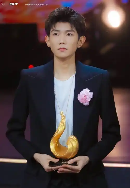 王源错位图合集可爱搞怪的王小圆
