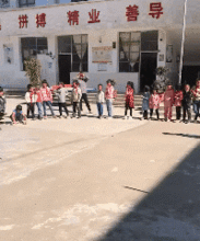 搞笑gif小妹妹我已经很努力了,怎么过不去呢
