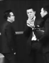李亚鹏与友人商场门口吞云吐雾表情凝重新闻频道
