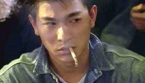 明星电影中的抽烟境界,刘德华不掉灰,王宝强的无奈,看到周星驰你学不来经典
