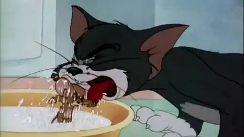 猫和老鼠汤姆喝牛奶时吞下小老鼠,杰瑞从汤姆口中救出小老鼠
