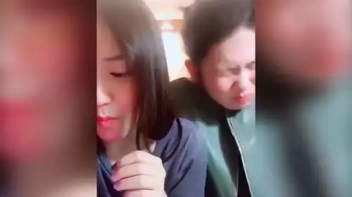 小姐姐面无表情吃柠檬,她闺蜜来尝了一口,酸出了表情包
