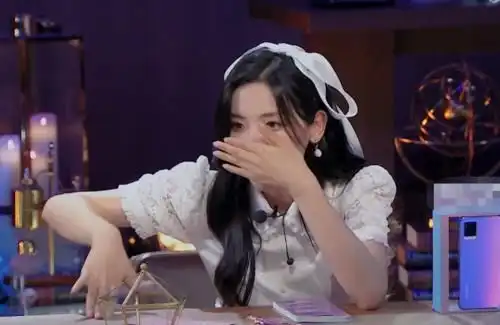 张翰节目谈及和郑爽恋爱,谁注意杨超越吃瓜的表情太真实了
