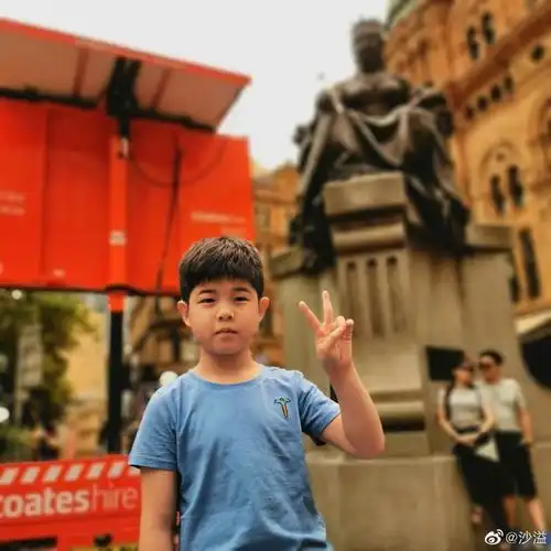 表情沙溢晒安吉近照脸肉嘟嘟搞怪手势表情呆萌超可爱沙溢安吉新浪...表情
