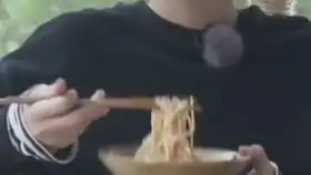 出圈表情包背后的故事
