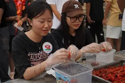 一吨小龙虾免费炫武汉一高校毕业季这样宠学生
