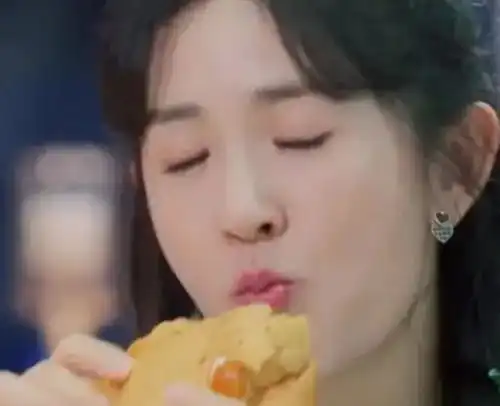 难怪女明星吃饭不掉口红,看到吉娜吃泡芙的表情,怪我白涂二十年

