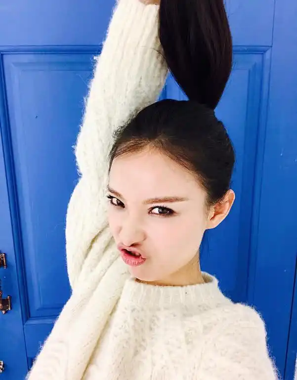 拍照只会摆剪刀手学学倪妮的拍照姿势,张张都是教科书
