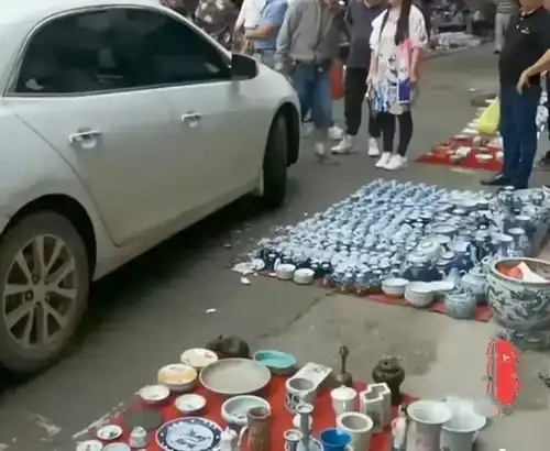 司机在古玩城开车,压碎地摊物件不敢下车,网友大妈眼神太犀利
