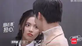 爱吃辣条的明星杨超越为吃辣条奔溃大哭,女神迪丽热巴吃出表情包
