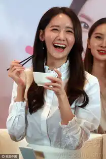 林允儿卖萌搞怪送表情包见美食目不转睛
