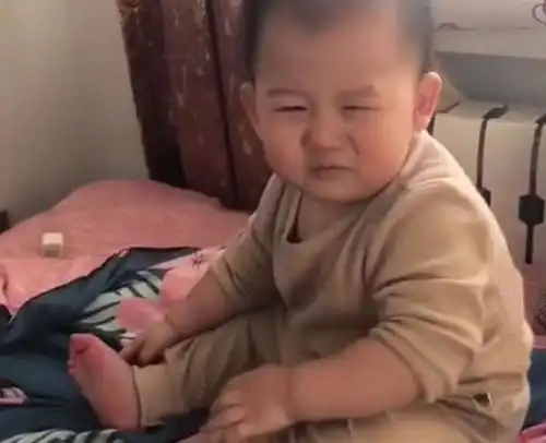 宝宝抱着脚深深闻了下,结果皱着眉,捂着鼻子摔倒在床上,笑翻了
