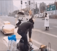 搞笑gif趣图海滩上两位喝醉的妹子跳的真嗨,好想加入她们啊
