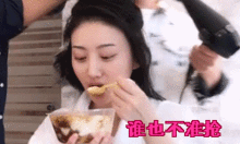 景甜剧组吃盒饭被偷拍,夹菜姿势引争议,饭量惊人难怪能折腾
