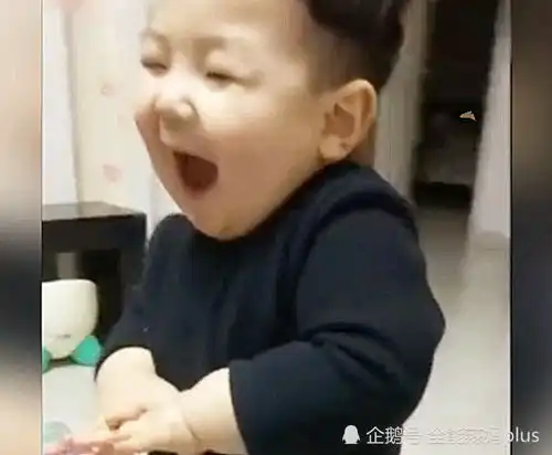 宝宝偷喝了一口老爸的饮料,下一秒这小表情,全家都笑喷了

