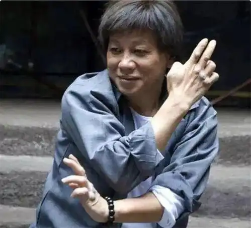 曾是香港功夫巨星,46岁娶26岁东北娇妻,如今71岁仍活跃在演艺圈
