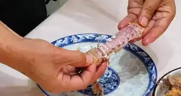 表情界新宠皮皮虾,吃起来很棘手,找对壳上拉链5秒剥壳

