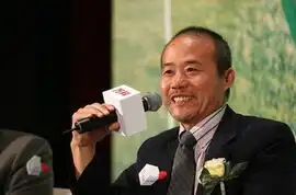 王的女人叫福晋逛街买包被偷拍
