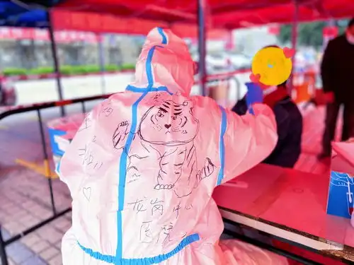 把病毒吼走深圳医护化身灵魂画手,虎年表情画在防护服上
