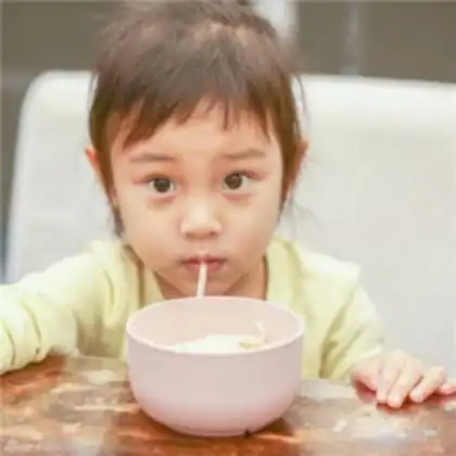 你还记得会教爸比唱小星星的超酥明星萌娃吗
