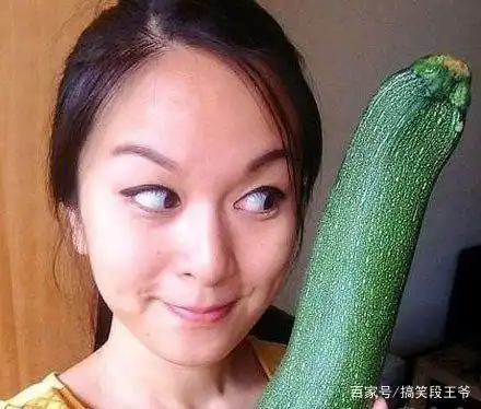 搞笑图片幽默段子笑话表姐,你看这根南瓜的表情有点吓人啊
