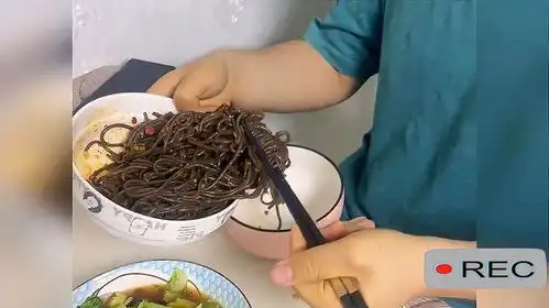 男子说减肥不能吃太多,把大碗里所有的饭盛到小碗里
