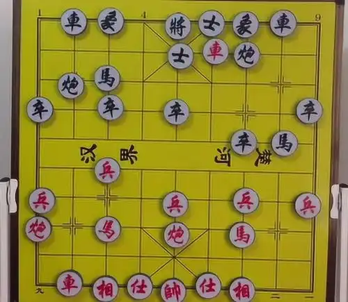 象棋探讨园中炮对屏风马,许多象棋大师都比较喜欢用这个开局
