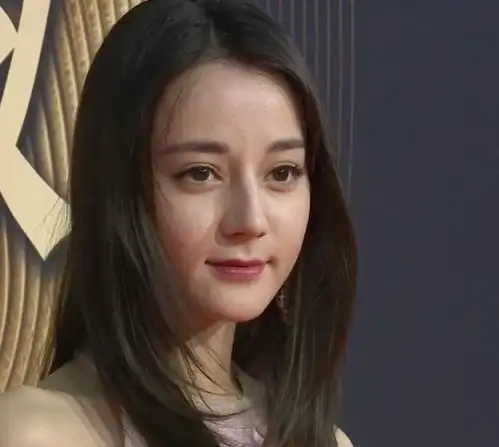 微博之夜红毯女星未修图秦岚白到发光脸略僵,周冬雨冻得颤抖说话哆嗦
