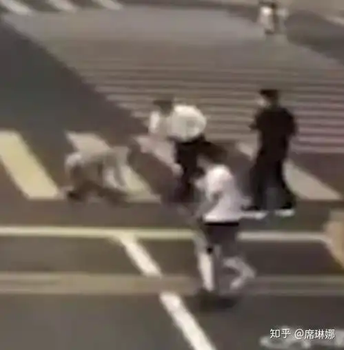 社会哥横行霸道拔刀砍路人,然后被夺刀反杀致死哈哈
