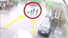 表情上海地铁安检安保与乘客冲突,安保一脚踢飞了自己的鞋0701网罗...表情
