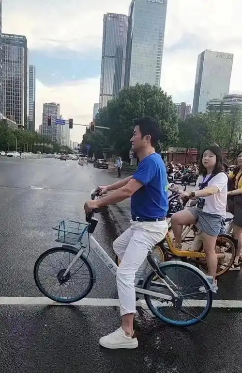 吴京受到暴击,路演被小朋友喊爷爷表情错愕,一下整不会了
