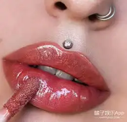 放下你的哑光唇釉,今年春天流行的是油亮唇
