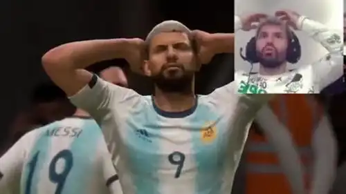 如出一辙阿奎罗操纵fifa游戏中自己单刀射失,叹息表情神同步
